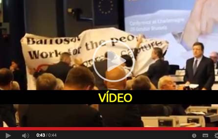 Belgas protestam a Barroso em favor de Portugal - Vídeo